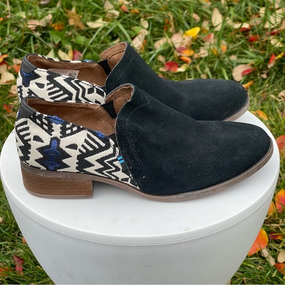 Toms Shaye Booties Womens 7.5 Black Aztec Tribal Print Suede Low Ankle Slip On - Picture 2 of 13